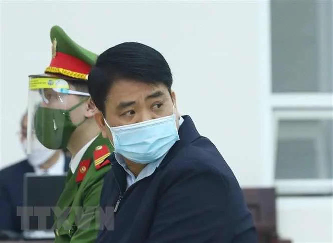 VÌ SAO ANH CHUNG VÀO LÒ?