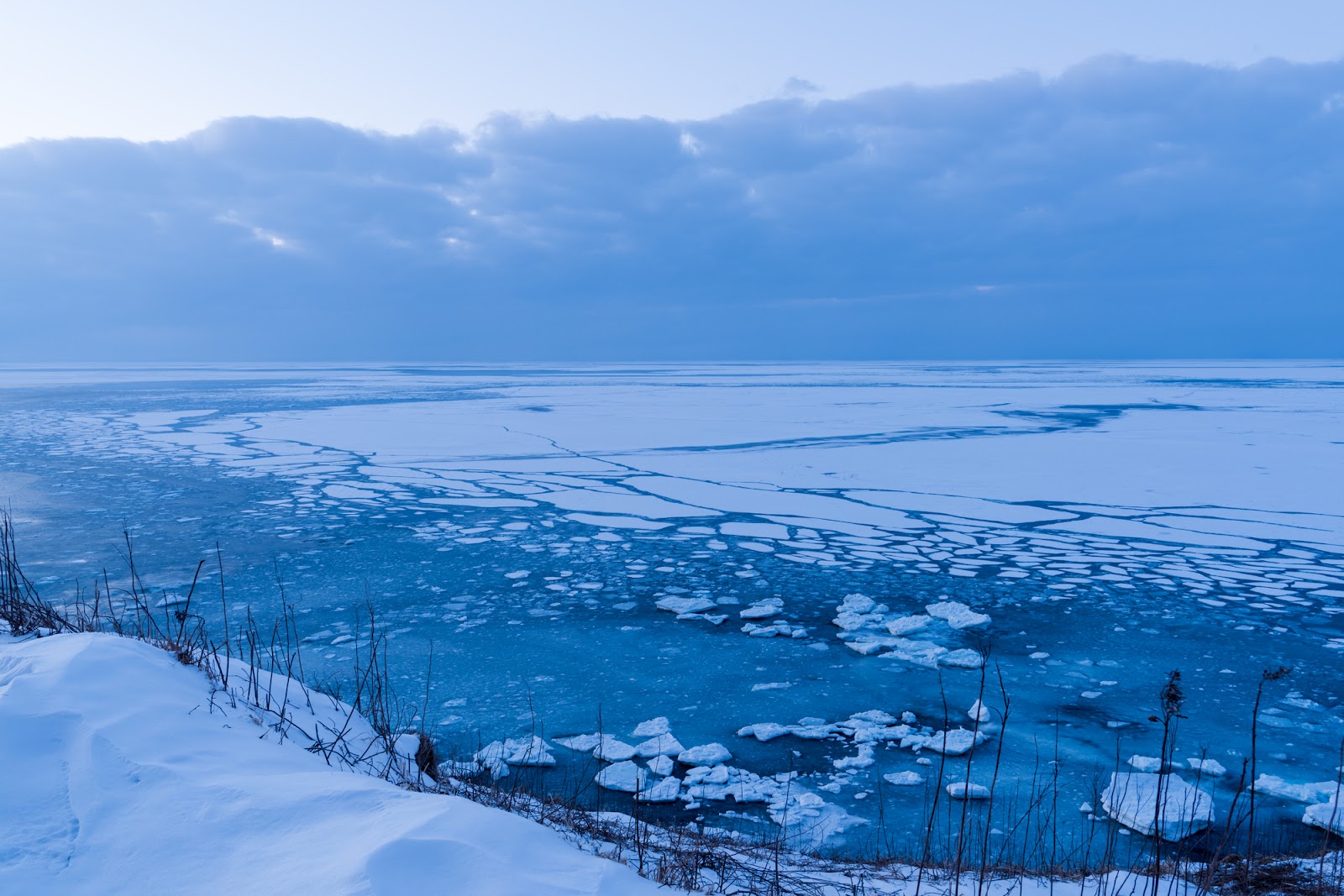 網走：流氷の見える町で氷像を楽しむ「あばしりオホーツク流氷まつり」