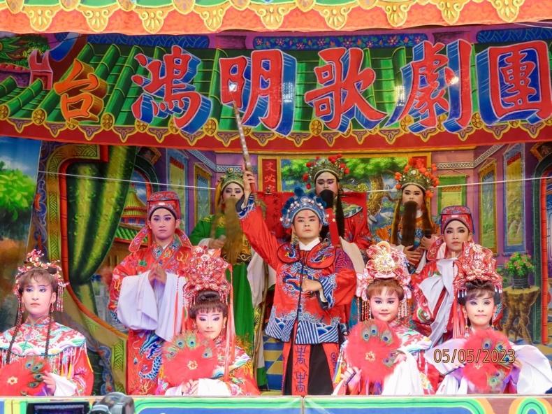 圖三：鴻明歌劇團演出扮仙北管戲《大三仙會》之「拜壽」橋段