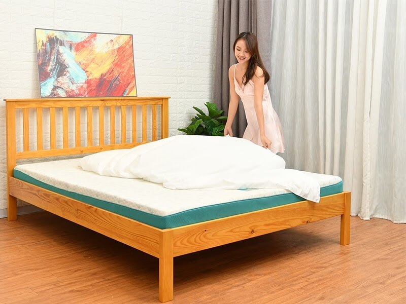 Giường gỗ Amando Piny màu vàng tự nhiên của gỗ hợp mệnh Kim 