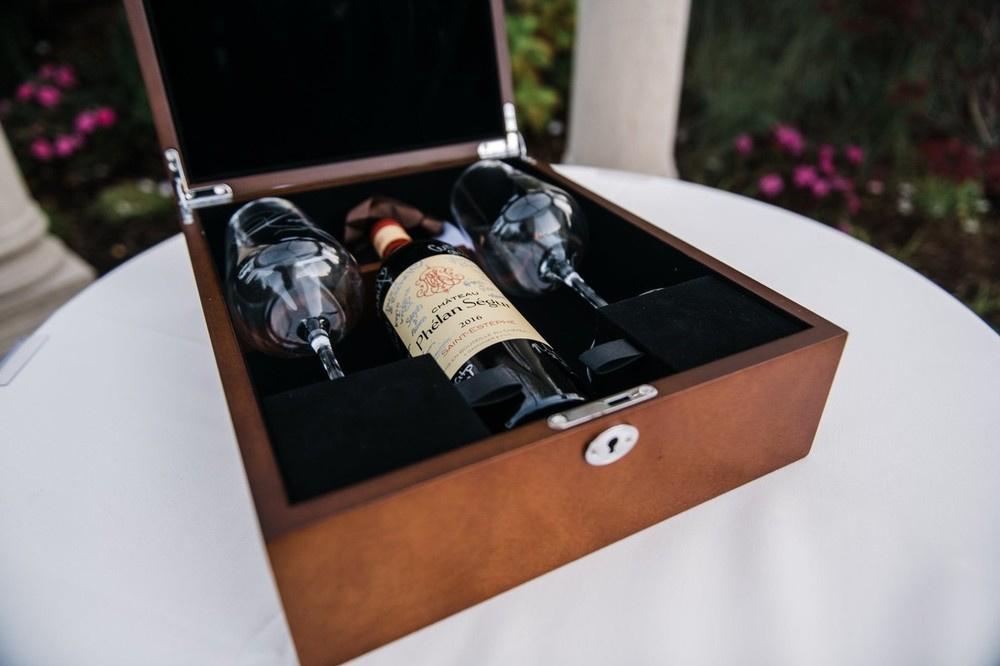 garrafa de vinho em uma caixa de madeira com dois copos de vinho
