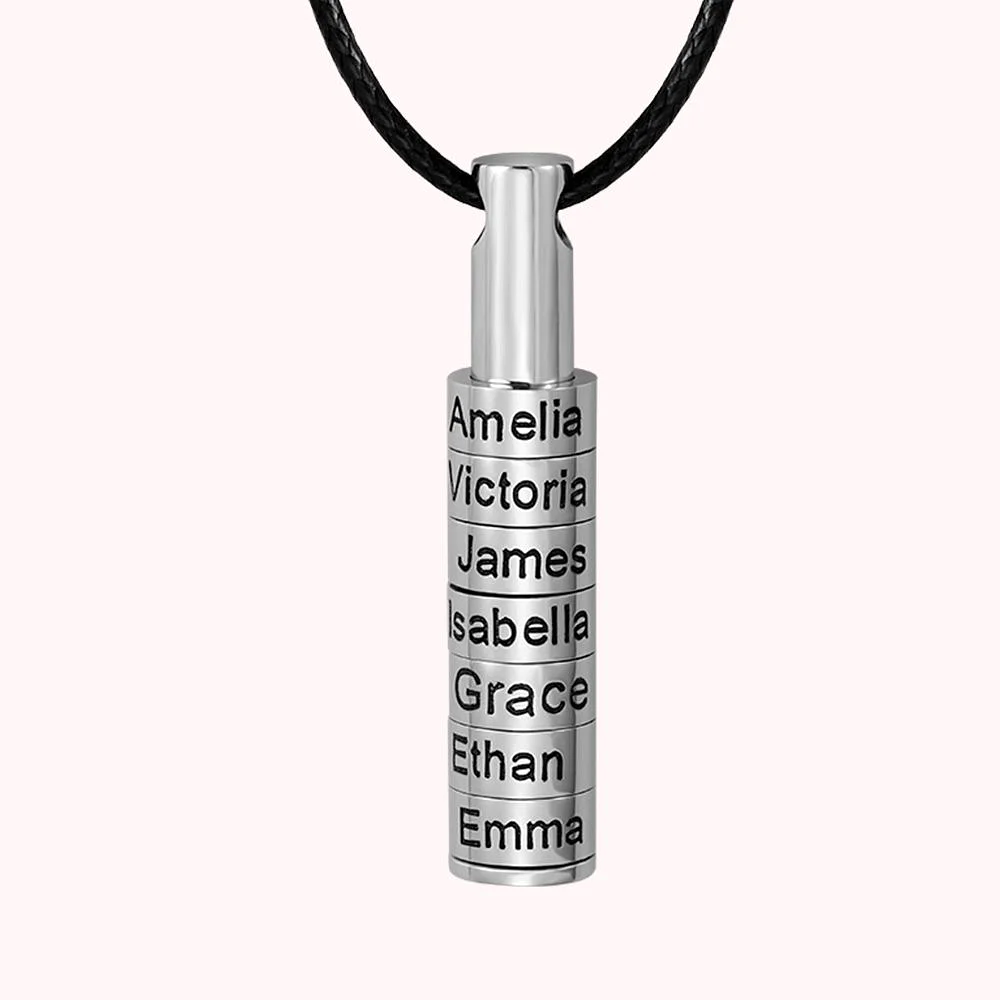 collier personnalisé avec les prénoms des membres de la famille