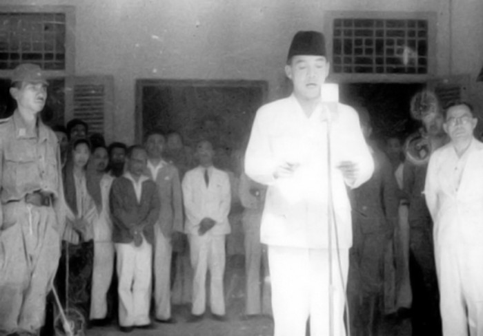 Soekarno membacakan Proklamasi kemerdekaan bangsa Indonesia.