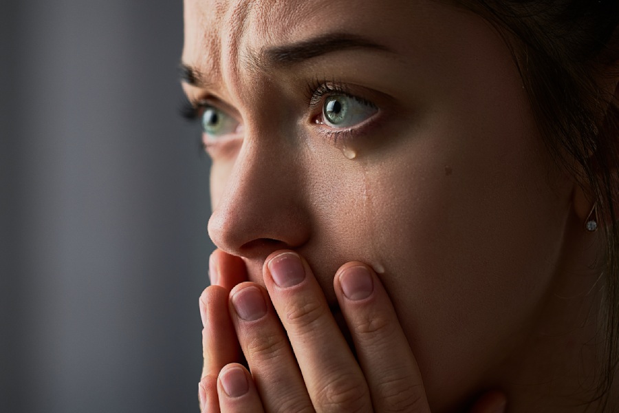 Nước mắt cảm xúc là những giọt nước mắt chảy ra gắn liền với yếu tố cảm xúc cá nhân của cơ thể