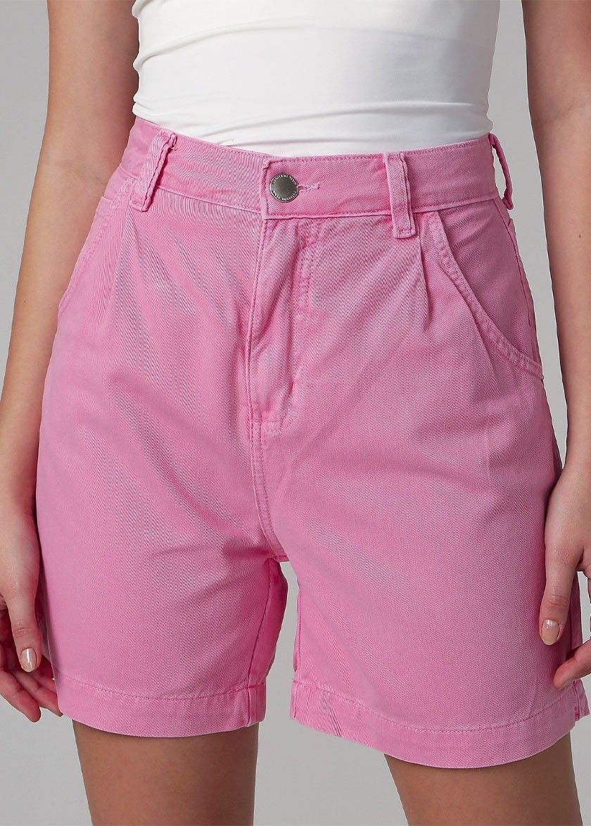 mulher usando um short rosa claro inspirada no barbiecore