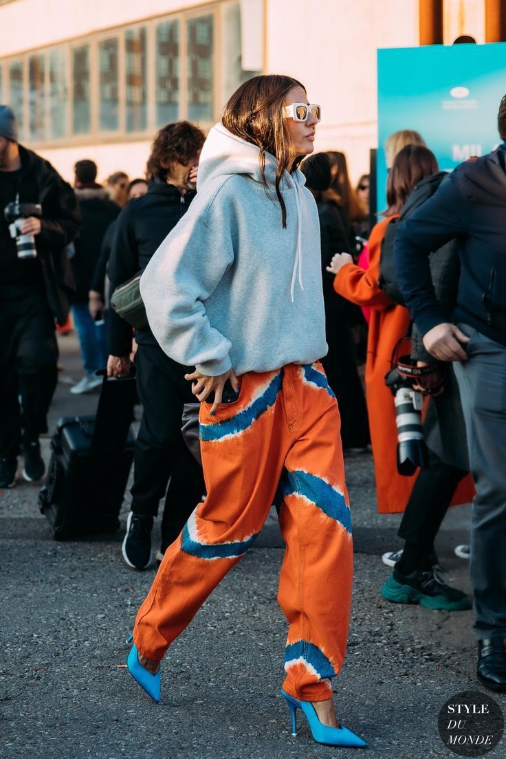 Consuelo Romero, estilista, Instagram, outfits, tips de moda, tips de estilo, fanáticas de los brillos, clash con brillo, bolso con brillo, zapatos en punto, camisa blanca oversized, perfume, gafas de sol, rico olor, buen olor, tener un buen olor, día internacional de la mujer productora de moda, estilista 