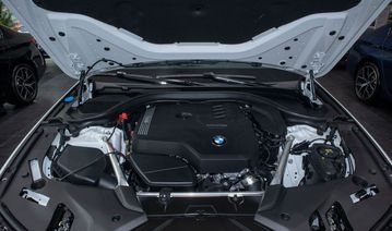 BMW 520i 2023 sử dụng hệ dẫn động cầu sau kết hợp với hộp số tự động 8 cấp, cho ra khả năng bứt tốc đầy ngoạn mục