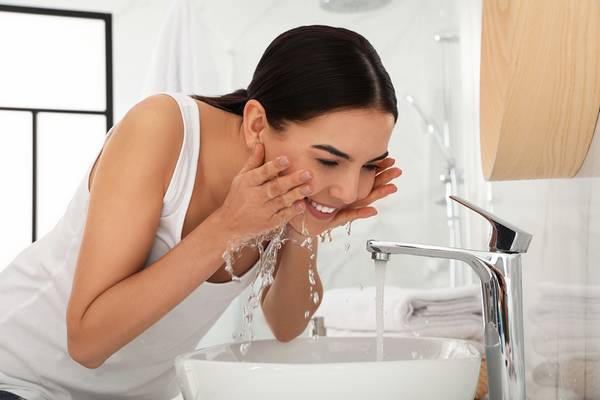 Ska man tvätta ansiktet efter en ansiktsbehandling?
