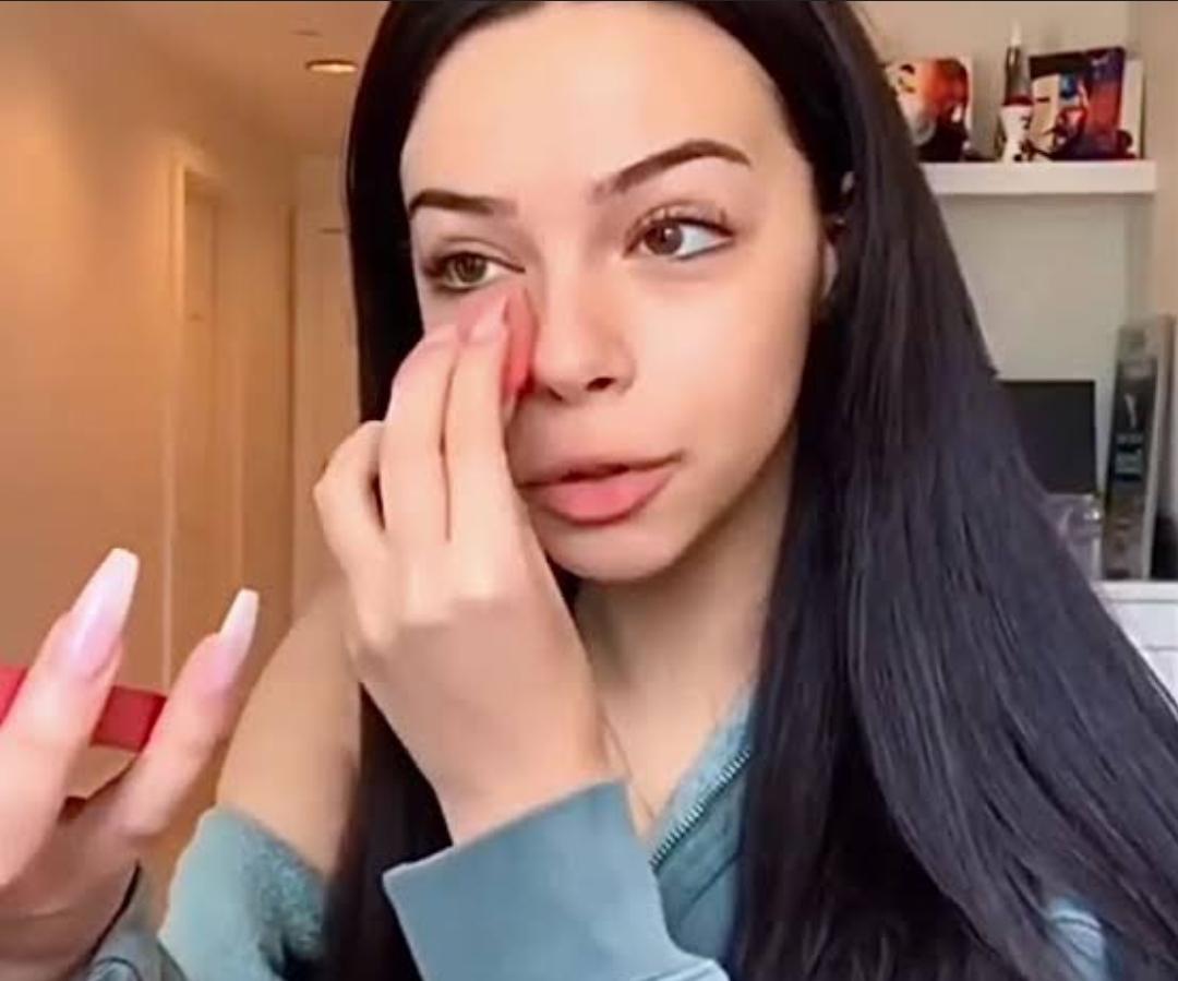 PamiBaby Doing Makeup