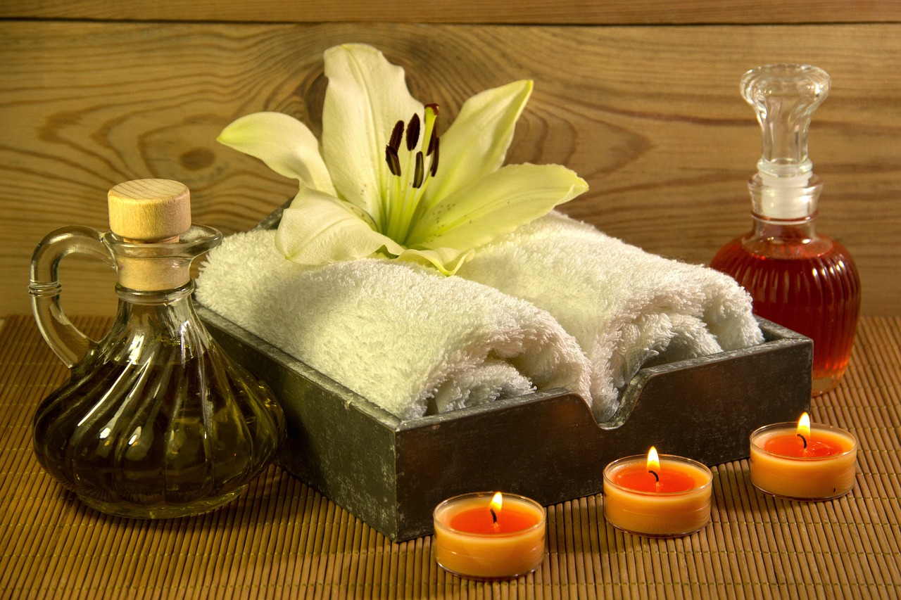 masažno olje, sveče in brisače v masažnem salonu
