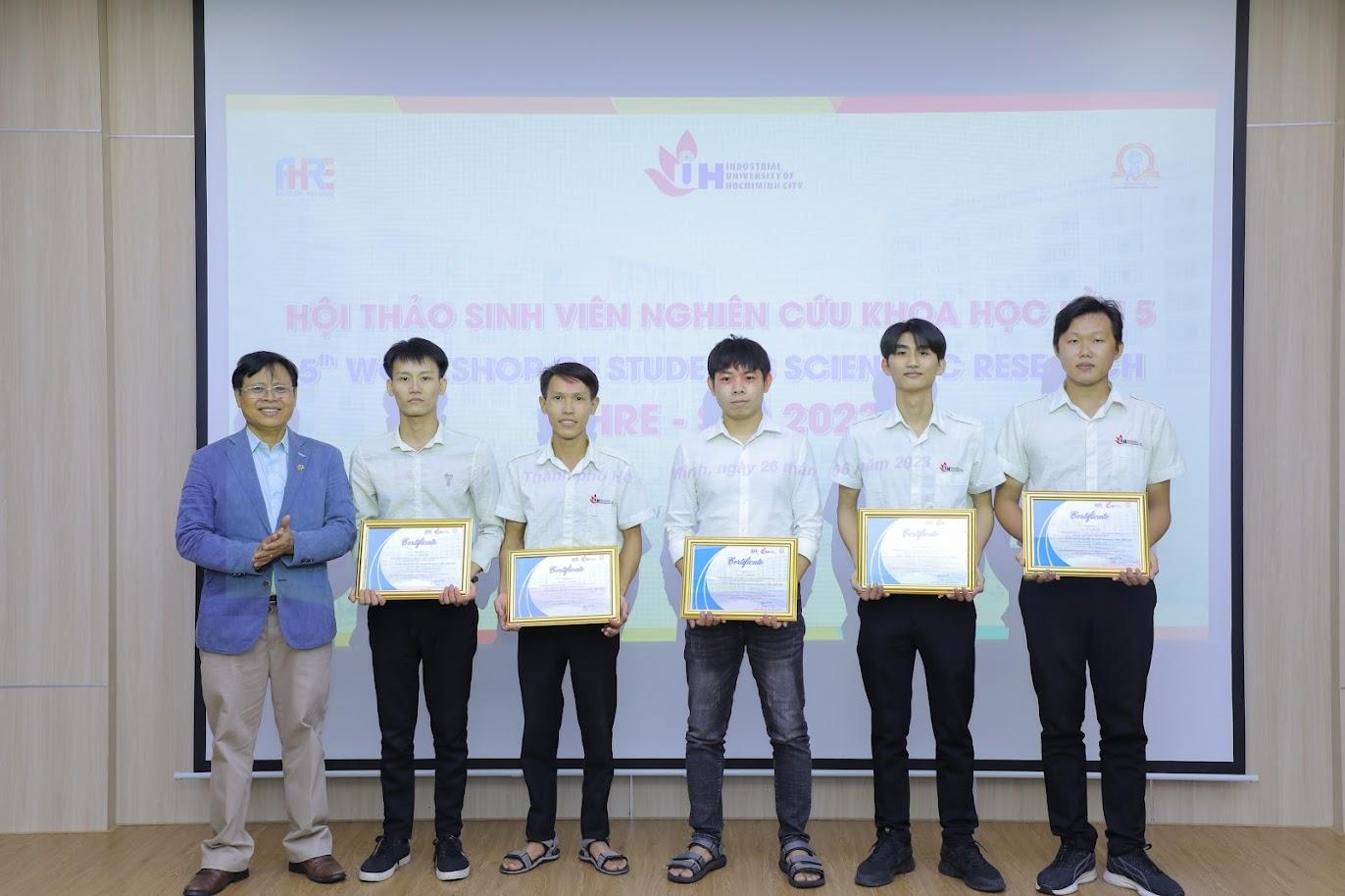 A group of men holding certificatesDescription automatically generated with medium confidence
