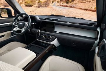 Khoang lái hiện đại của Land Rover Defender 2023