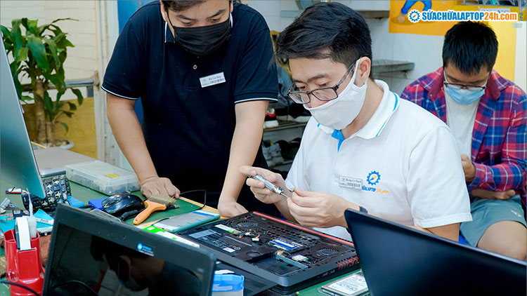 Quy trình vệ sinh laptop chuyên nghiệp tại 24 Nguyễn Xiển