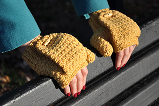 hands showing a pair of convertible mittens