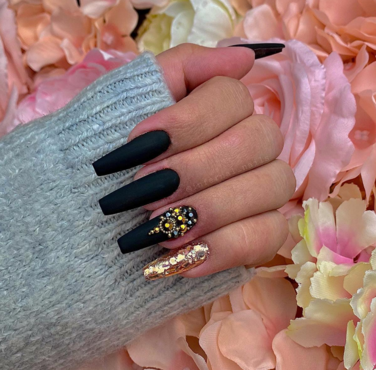 Queenly black and gold nail design 
