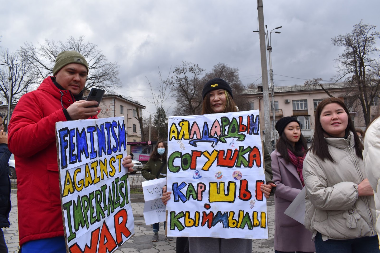 ​Бишкекте аялдардын тилектештик маршы өттү (Фоторепортаж)