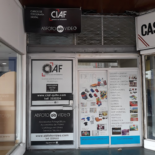 La niña y Av 6 de diciembre CC Multicentro local 114B, Quito 170522