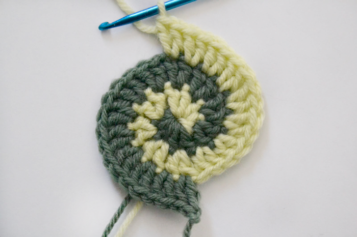 Freeform crochet two-color spiral tutorial