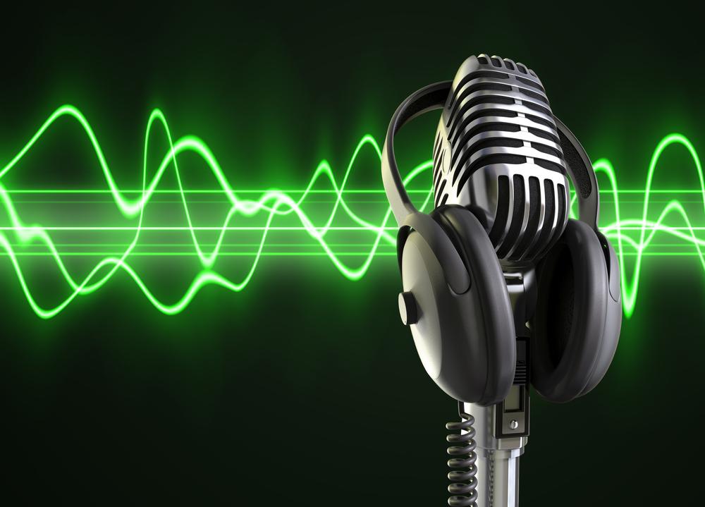 http://www.musicappblog.com/wp-content/uploads/2013/10/old-mic-and-green-wave.jpg