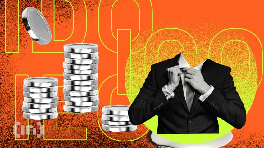 Ein kopfloser Mann im Anzug rückt seine Krawatte zurecht. Um ihn sind die Abkürzungen IDO, ICO und IEO sowie ein Stapel übergroßer Münzen zu sehen. Eine Grafik von BeInCrypto.com.