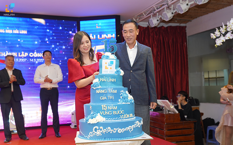 Đại diện công ty và khách mời cùng nhau cắt bánh ngọt, nâng ly chúc mừng sinh nhật Hải Linh 15 tuổi