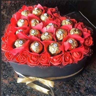 Heart Shape Roses & Chocolate Bouquet - HoMafy