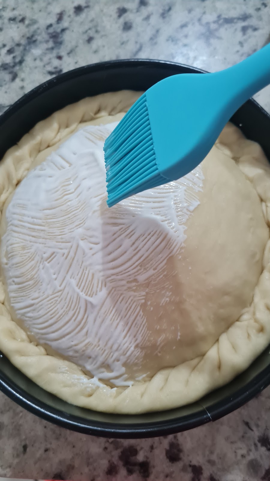 pincelar a torta com creme de leite