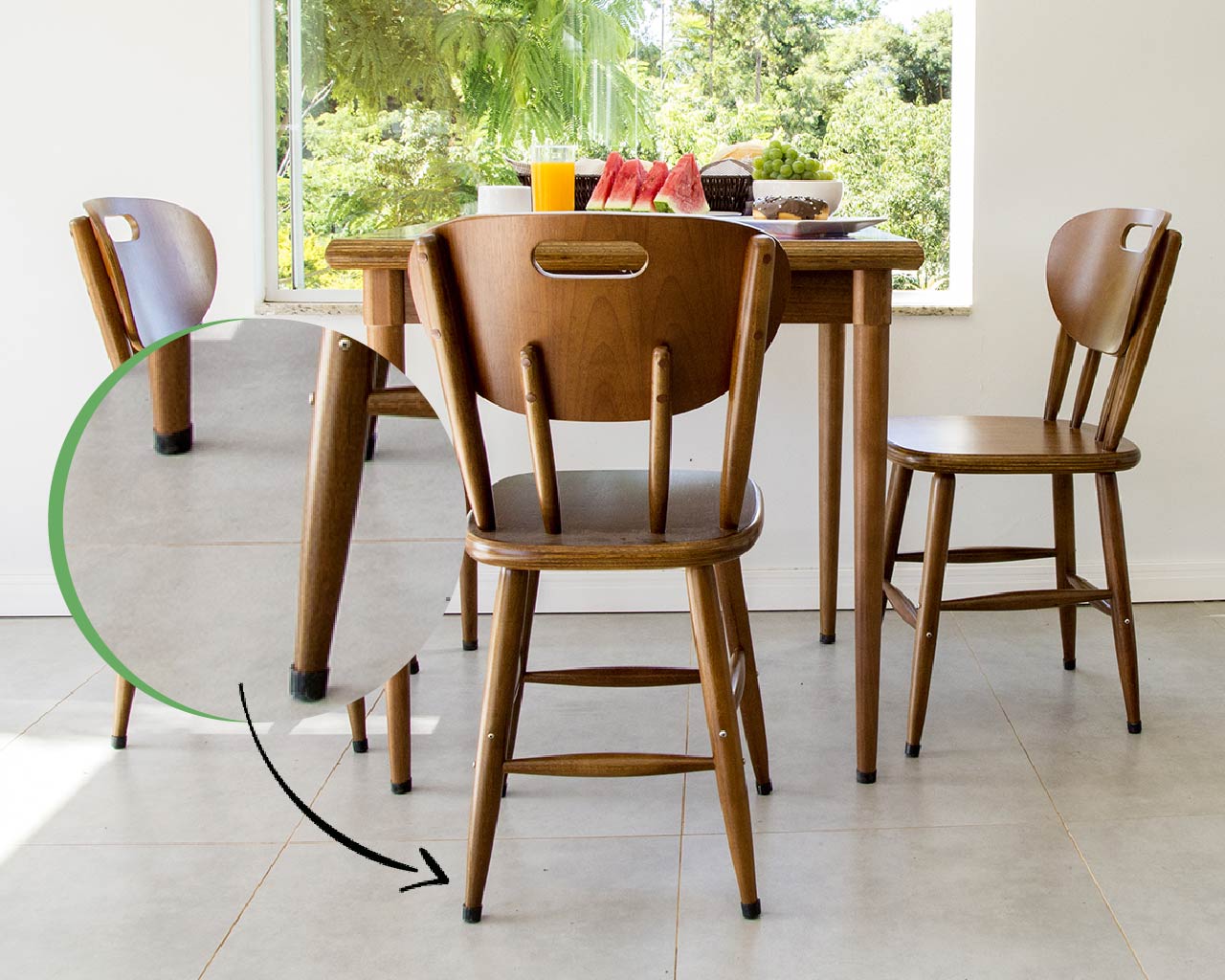 fotografia de um conjunto de mesa com 4 cadeiras na cor de madeira ao fundo uma janela 