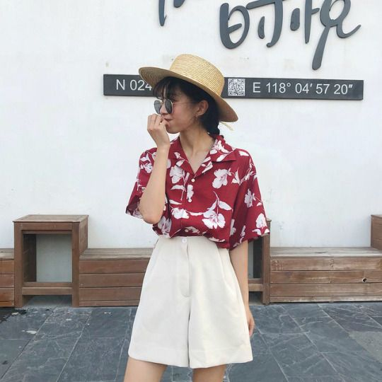 Một chút đáng yêu và tinh nghịch khi mix quần short jean với áo sơ mi tay ngắn họa tiết