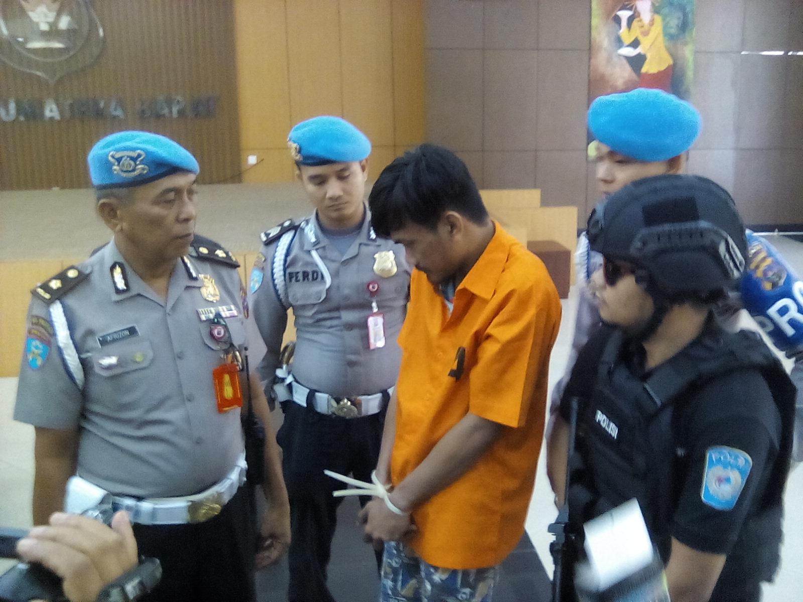 Diketahui pria yang saat ini berstatus Mahasiswa dan juga Penyiar Radio di Kota Serang Provinsi Banten ini akan membawa barang haram tersebut ke Jakarta