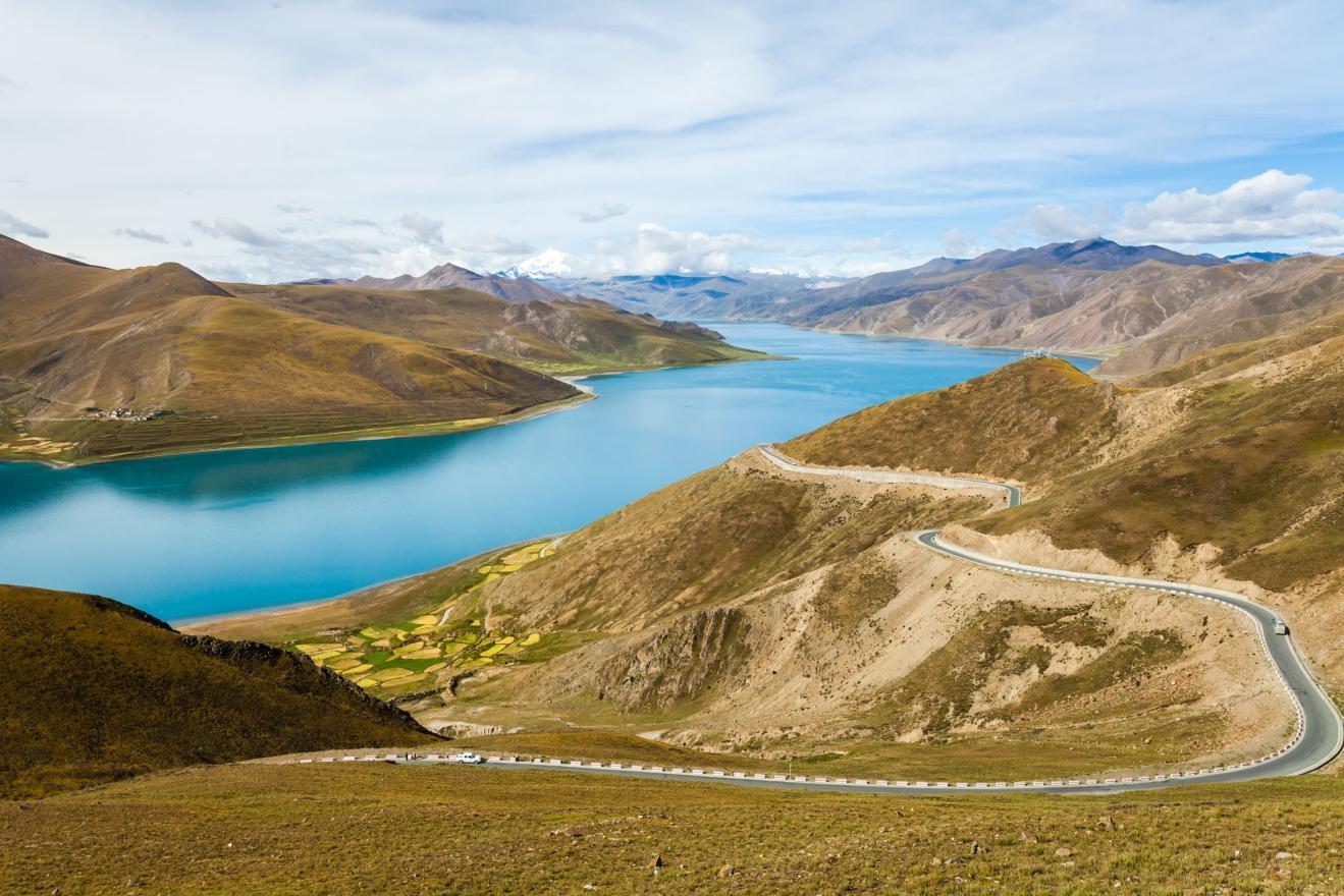 yamdrok lake in autumn
