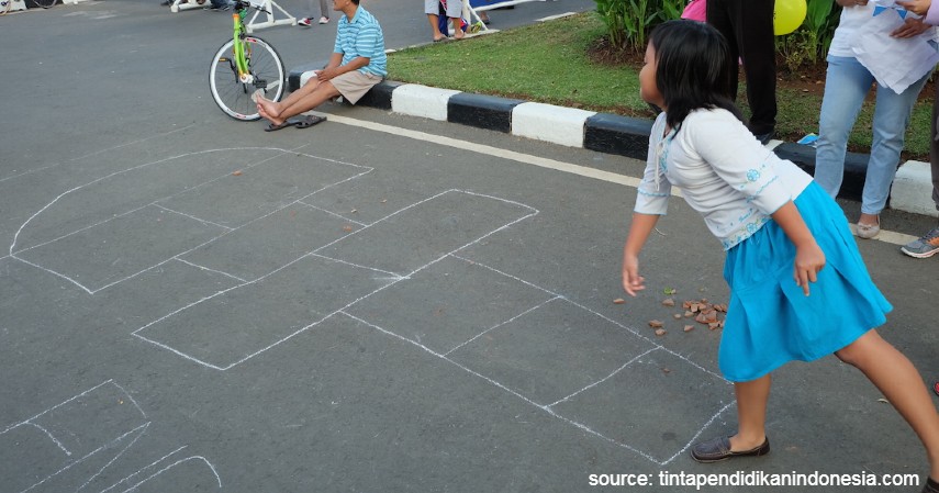 Jingkrak Engklek Kotak Sembilan - 15 Permainan Tradisional Indonesia yang Bikin Kangen Masa Kecil