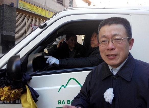 4-2-9时51分-，曾彦修灵车驶出协和医院高干区太平间大门口，被俞梅荪拦住。车上曾的马秘书向俞致意。_看图王