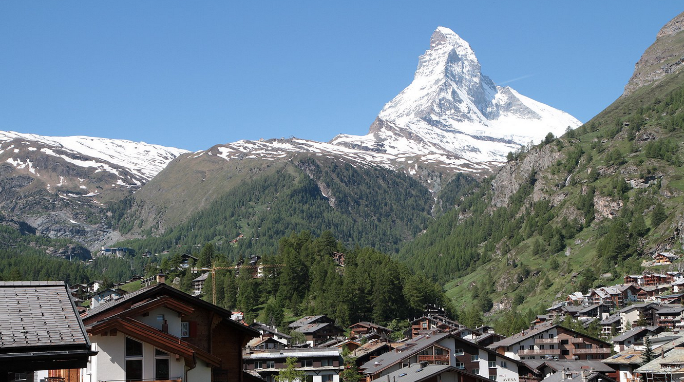 Город около гор. Церматт Швейцария. Альпийский поселок Церматт. Деревня Церматт Швейцария. Горы вокруг Церматт (Швейцария).