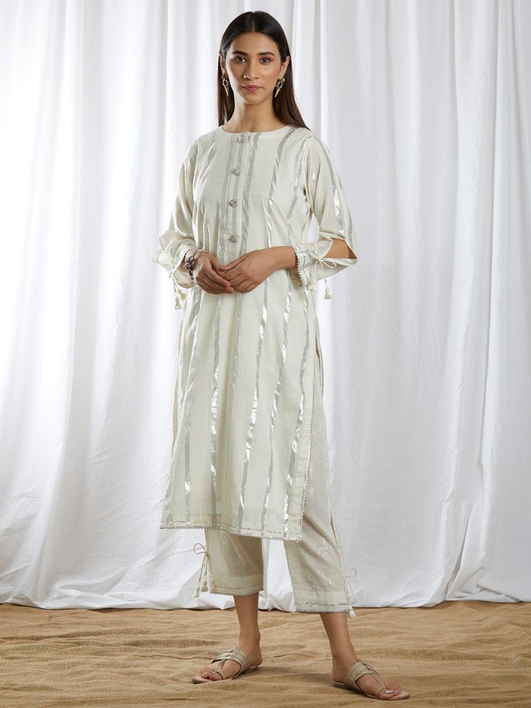 Begum' Kareena Kapoor redefines ethnic look in white printed kurta