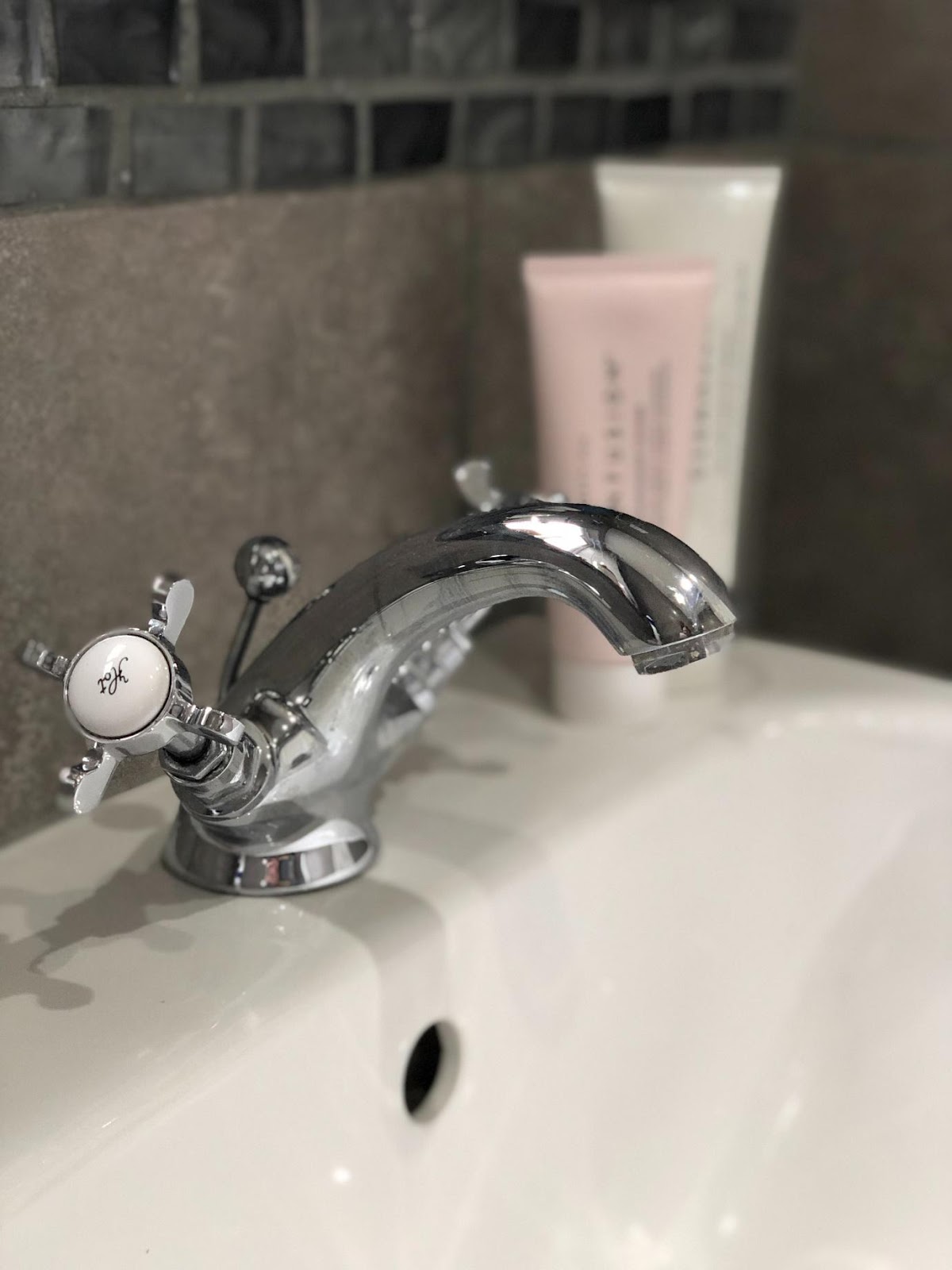 A close up of a sink

Description automatically generated