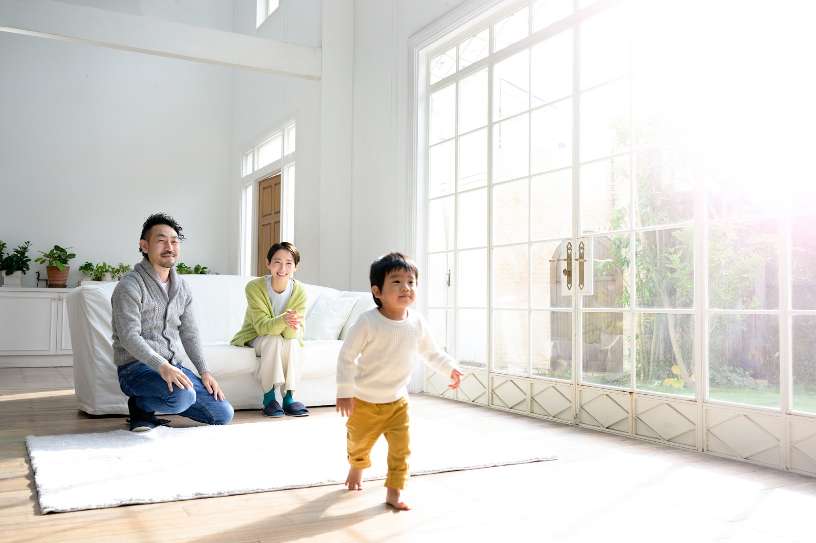 高気密高断熱住宅で子どもを見守る夫婦