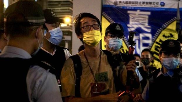 【831兩周年】獻花市民遭票控「亂拋垃圾」　網媒記者被捕