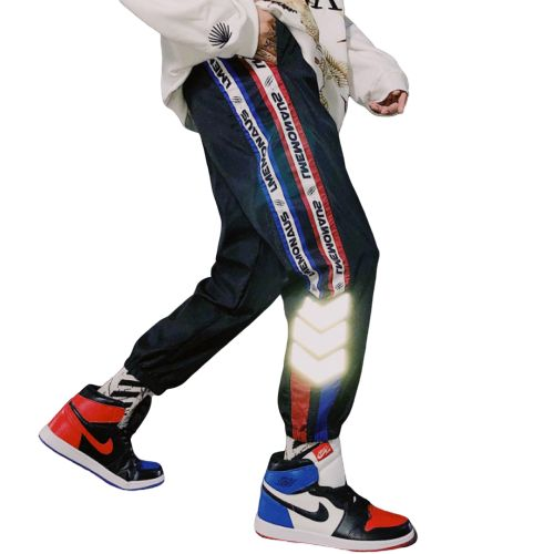 Quần jogger dạ quang sẽ  giúp bạn “nổi bần bật” giữa đám đông trong đêm tối