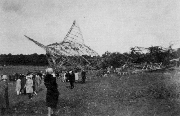 R101, построенный в 1929 году, был крупнейшим британским жёстким дирижаблем в истории. 5 октября 1930 года разбился, выполняя межконтинентальный перелёт. Из-за ошибки конструкции, обшивка дирижабля не смогла противостоять сильному ветру, оказались повреждены газовые баллоны и R101 рухнул. Погибло 48 человек из 54, находящихся на борту.