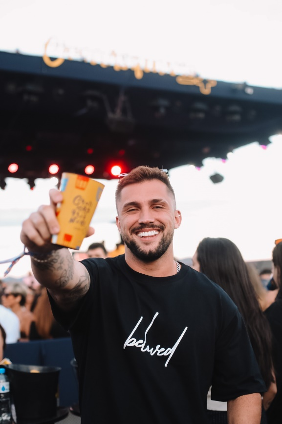 Homem com camiseta preta

Descrição gerada automaticamente com confiança média