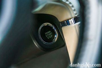 Toyota Rush 2021 cũng trang bị hệ thống khởi động bằng nút bấm được đặt khá thấp, ngay phía trên đầu gối của người lái. 