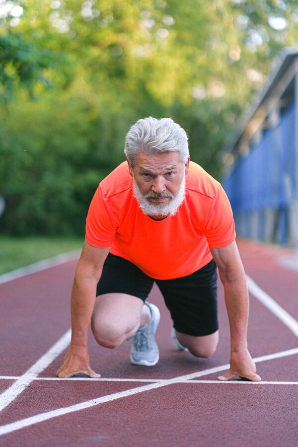 Foto de um homem velho se preparando para correr