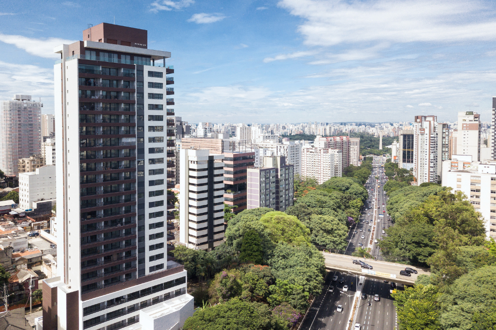 Vista aérea de São Paulo, com prédios com muitos apartamentos para comparação de imóveis