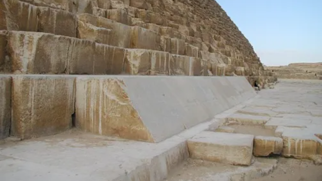 Limestone course of Khufu’s pyramid ©: britannica.com