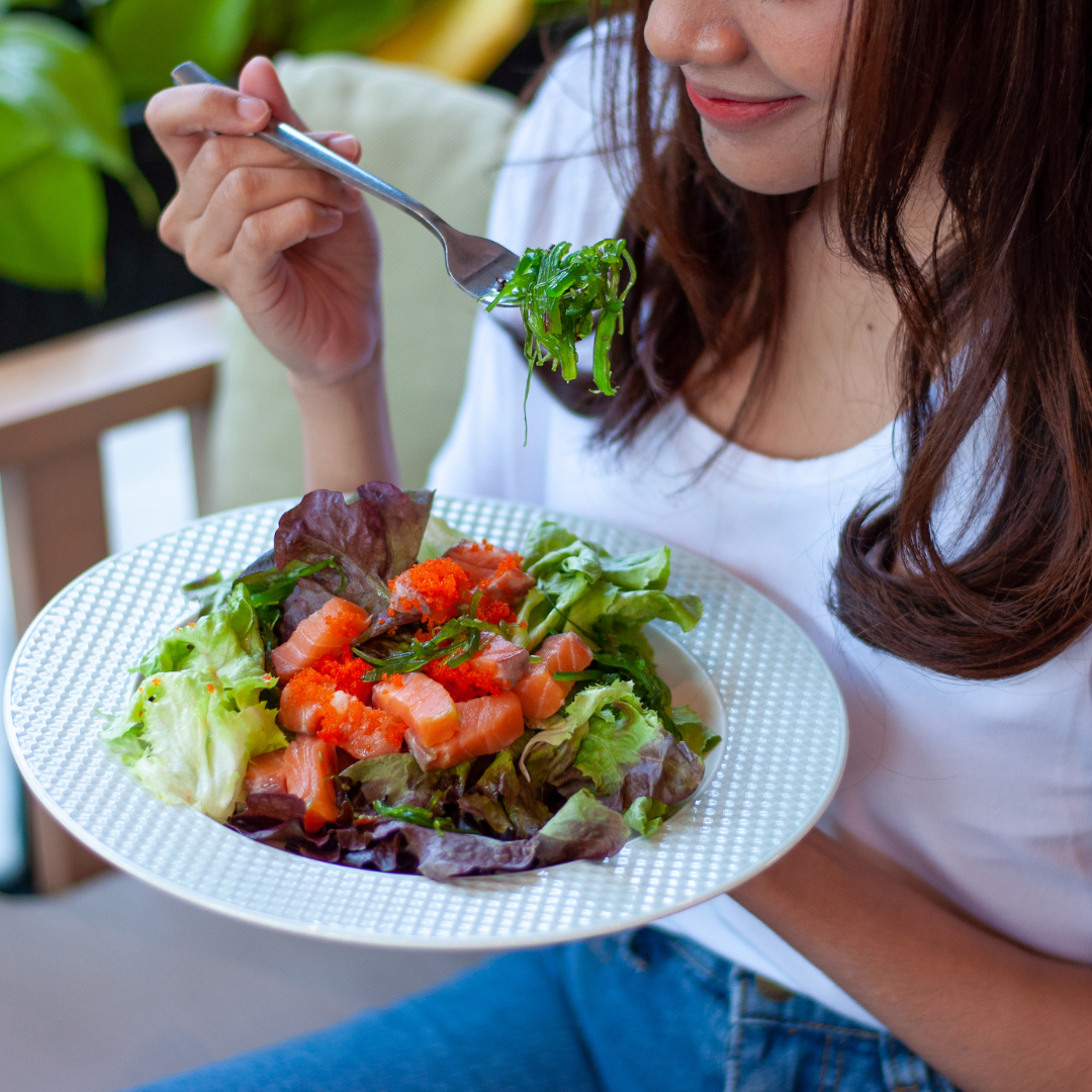 Quý cô ăn salad tốt cho sức khỏe