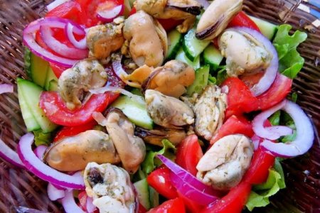 Vegetable salad with pickled mussels