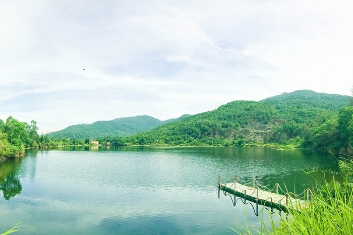 Vẻ đẹp bình dị của hồ Xanh Đà Nẵng (Nguồn: Internet)