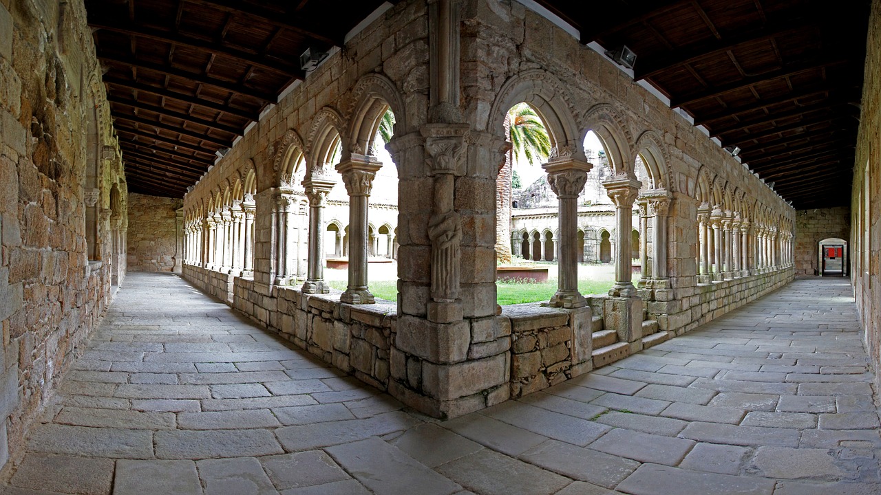 cloister-737471_1280.jpg