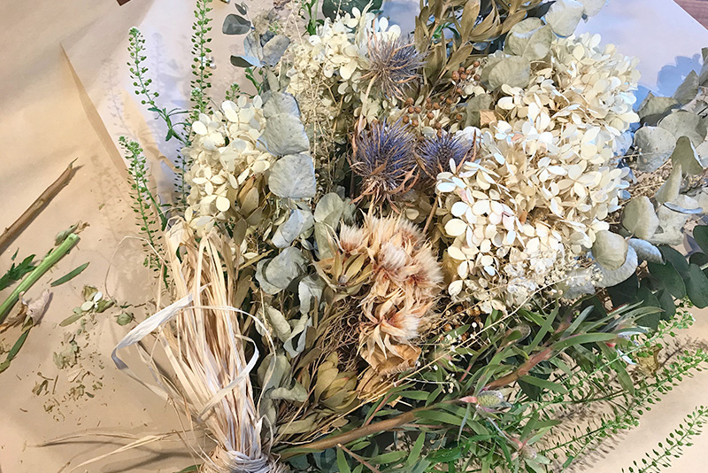 生花をプラスで 壁に飾る花束 スワッグ が成長したよ